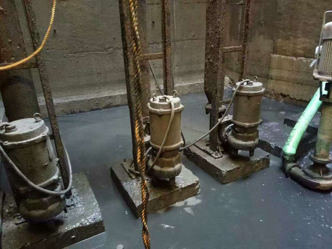 临泉污水池清理